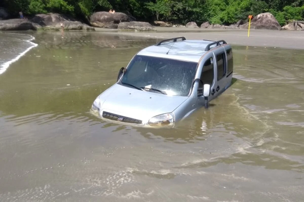 Carro atolado em praia no litoral de São Paulo Carro atolado em praia no litoral de São Paulo