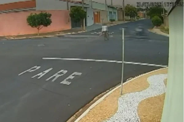 Imagem colorida mostra cruzamento instantes antes de acidente envolvendo moto e uma bicicleta elétrica com dois meninos. Um deles morreu - Metrópoles