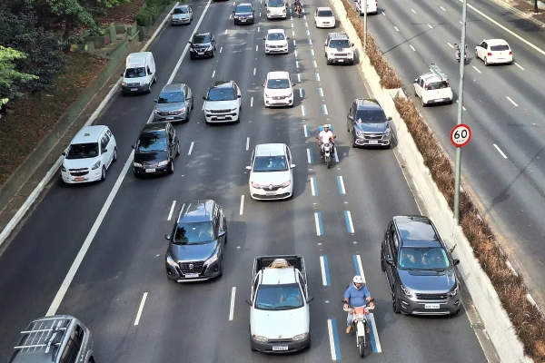 Imagem mostra veículos em avenida movimentada - Metrópoles