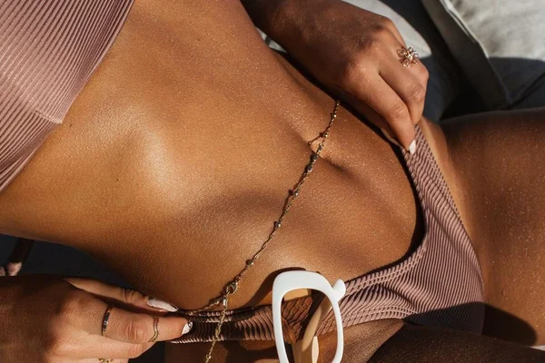 Abdômen de mulher usando biquíni - Metrópoles