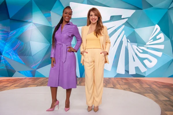 Imagem colorida das apresentadoras Maju Coutinho e Poliana Abritta no palco do Fantástico - Metrópoles