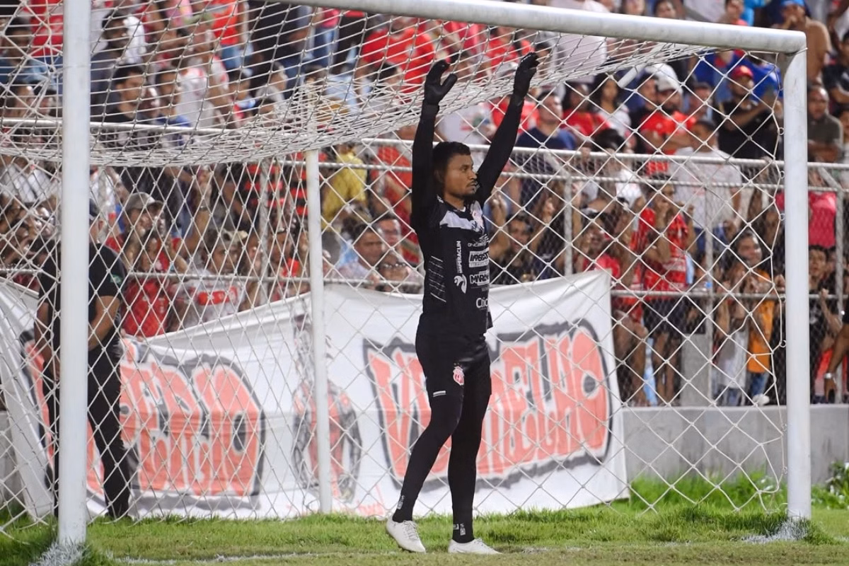 Goleiro Redney se preparando para cobranças no jogo de Imperatriz e Manaus pela Série D