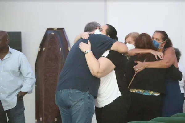 Amigos e familiares se despedem de Roberto Guilherme