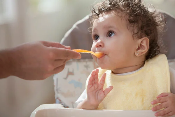 Bebê comendo papinha