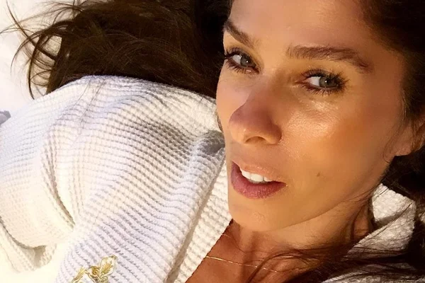 Grávida? Adriane Galisteu posta foto misteriosa com mão na barriga