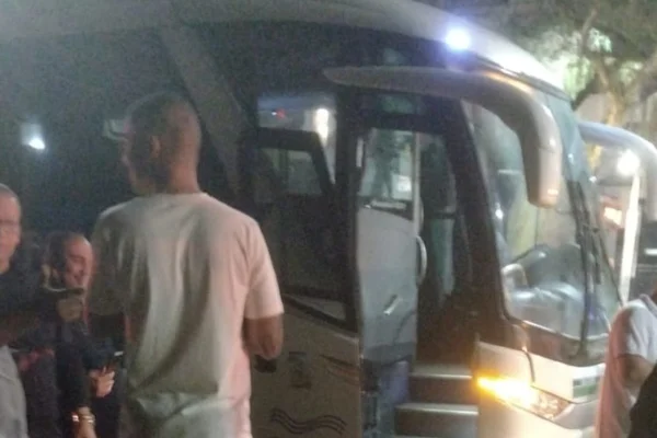 Homem tenta assaltar ônibus que transportava 28 PMs e morre baleado