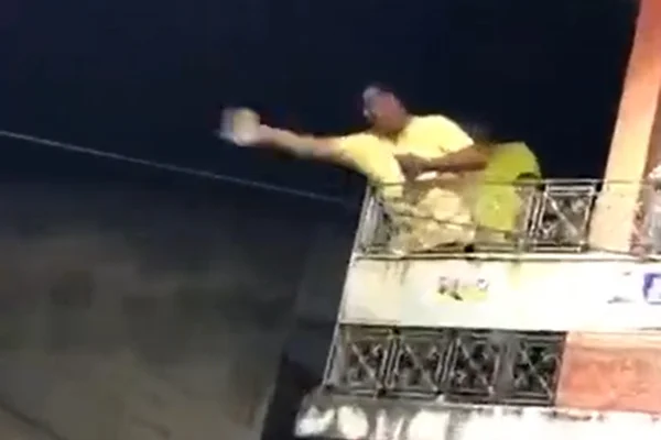 Após vitória, vice-prefeito eleito comemora jogando dinheiro para eleitores