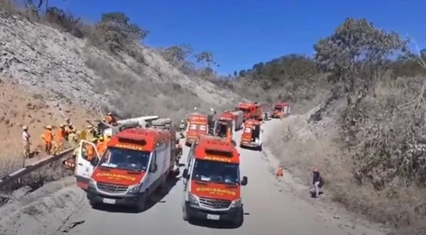 Vídeo: em acidente com caminhão, três pessoas ficam presas a ferragens