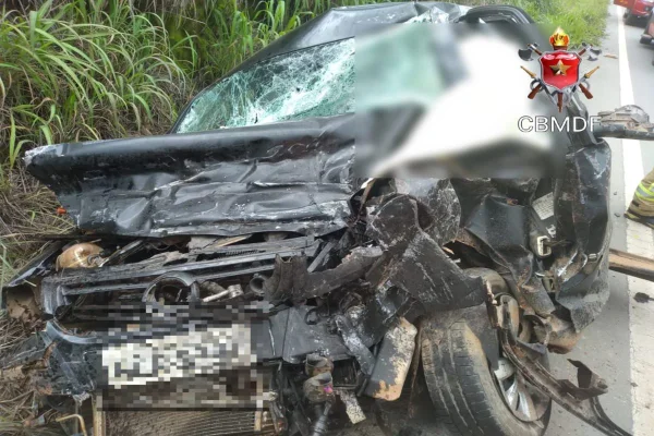 Mulher de 31 anos morre após carro e caminhão colidirem no DF. Vídeo