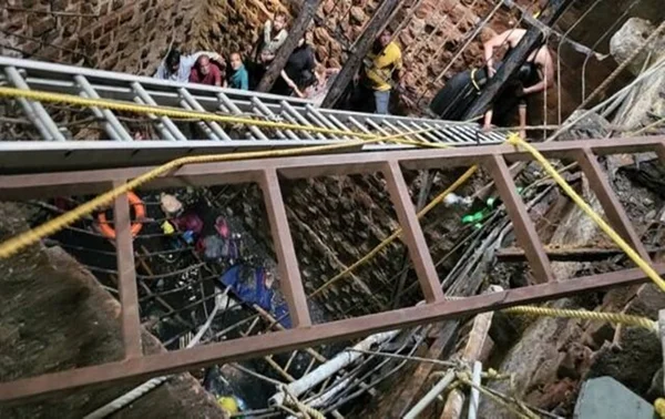 Pessoas resgatam devotos que cairam de piso que desabou na Índia - Metrópoles
