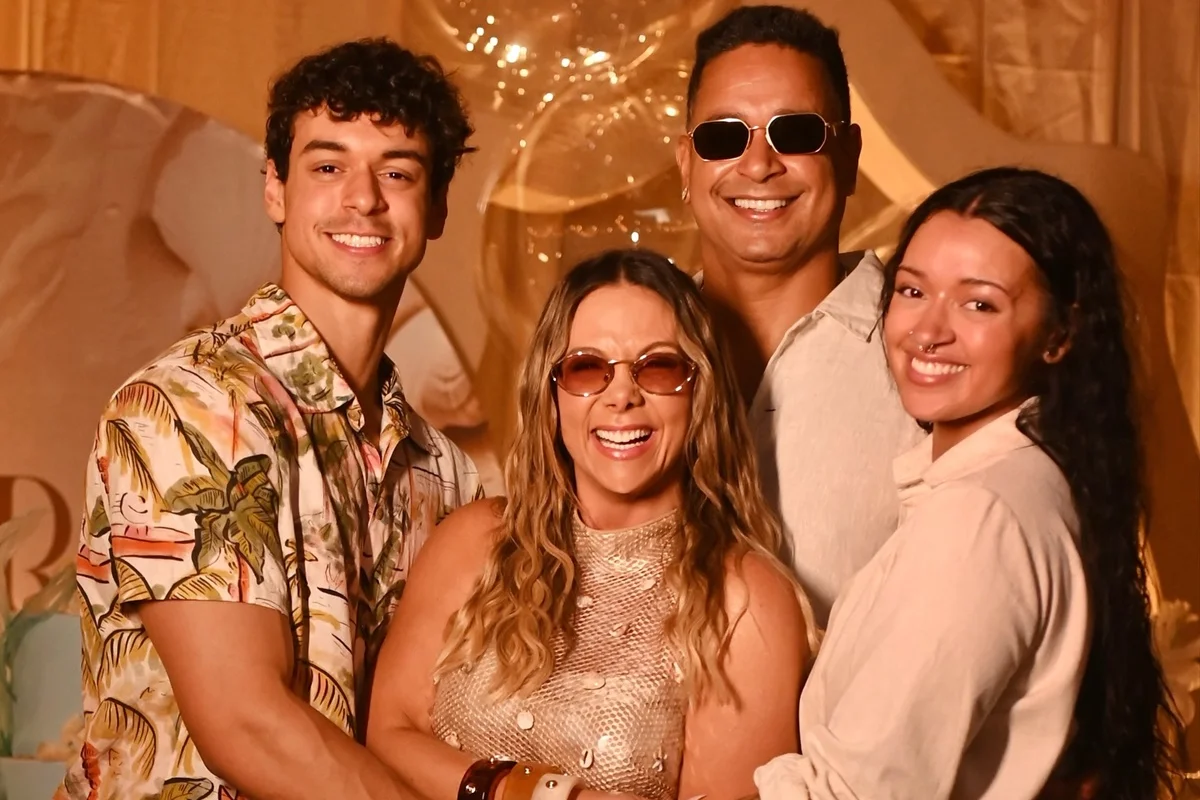 Xanddy, Carla Perez e os filhos posam juntos e sorridentes Xanddy, Carla Perez e os filhos posam juntos e sorridentes