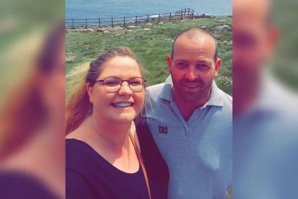 foto colorida de casal na praia