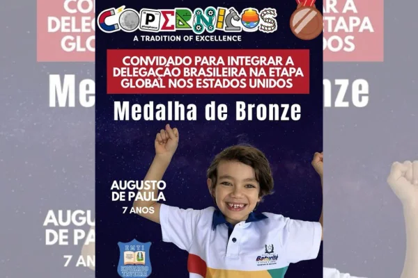 foto colorida de menino superdotado