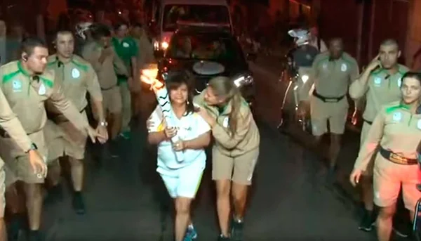 Dona da Magazine Luiza cai durante revezamento da tocha em SP