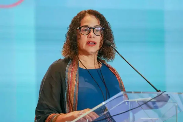 Foto colorida da ministra da Ciência e Tecnologia, Luciana Santos - Metrópoles