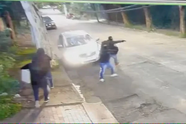 Imagem colorida de membros da quadrilha fugindo do crime. Metrópoles