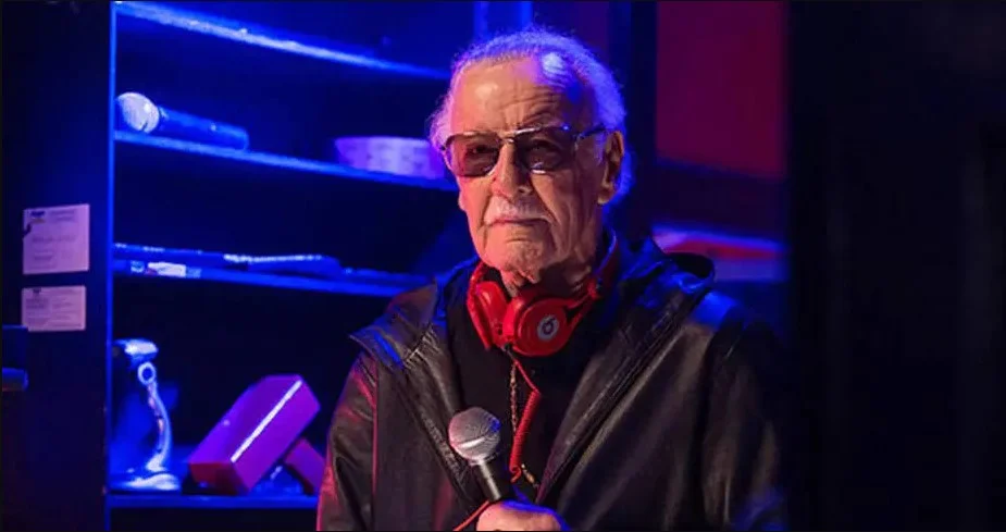 Deadpool (2016): Lee é um MC numa boate em Deadpool de 2016 Deadpool (2016): Lee é um MC numa boate em Deadpool de 2016