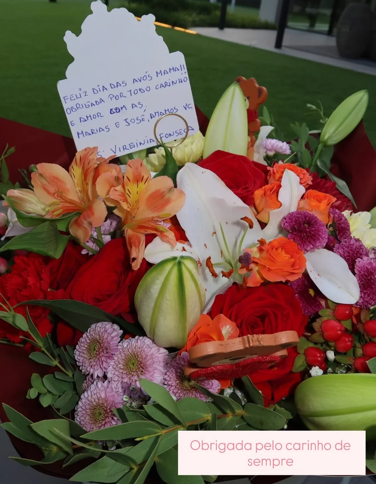 Fernanda Cristina, mãe de VIni Jr., mostrou as flores que ganhou de Virginia Fonseca Fernanda Cristina, mãe de VIni Jr., mostrou as flores que ganhou de Virginia Fonseca