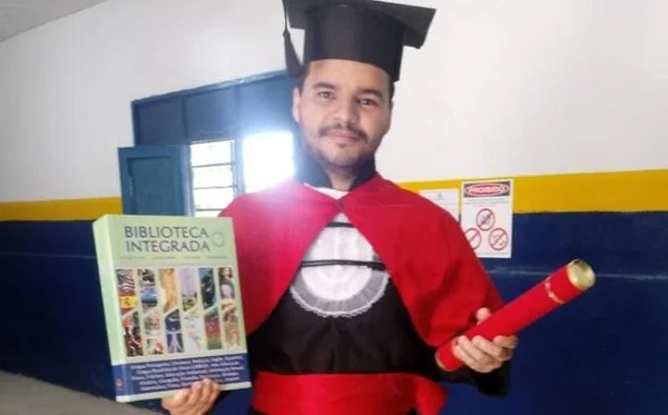 Viralizou: paraibano vota de beca, com livro e diploma nas mãos
