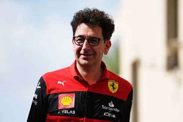 Mattia Binotto com uniforme da Ferrari - Metrópoles