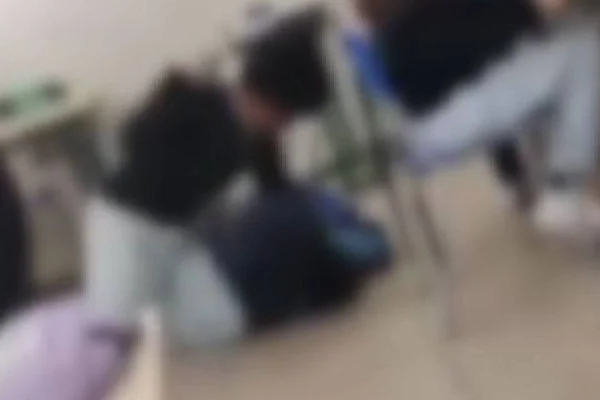 Frame de vídeo mostra adolescente sendo agredido por alunos dentro de sala de aula em Lins, SP-Metrópoles