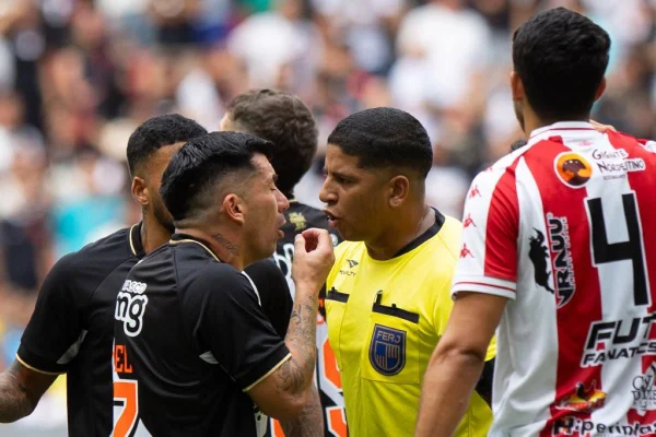 Após empate, Vasco exige que árbitro nunca mais apite partida do clube