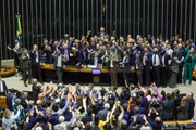 Bolsonaristas bloqueiam cadeira de Hugo Motta ao pedir anistia