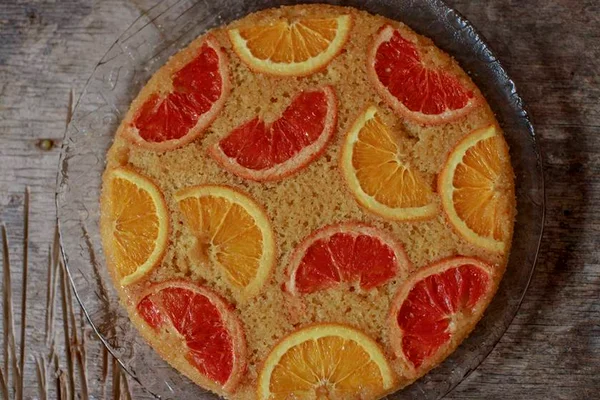Confira receita fácil e prática de bolo de laranja invertido