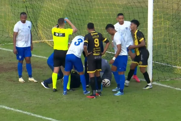 Jogadores de Cascavel e Barra aguardam atendimento ao goleiro com árbitro- Metrópoles