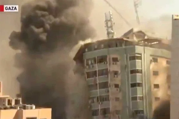 Prédio com escritórios de imprensa é destruído em Gaza