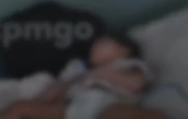Foto colorida e birrada de criança sobre o sofá - Metrópoles