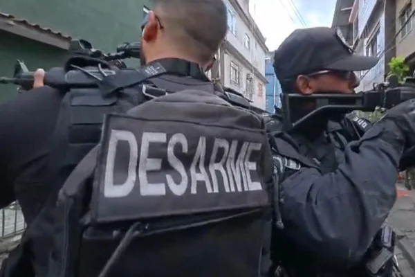 Polícia desarticula esquema de armas e “delivery” de drogas do CV