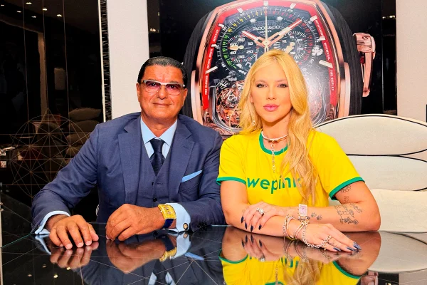 Virginia Fonseca ao lado de Jacob Arabo, fundador da Jacob & Co.