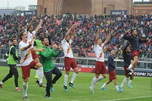 Napoli e Roma vencem e seguem na cola dos líderes do Italiano