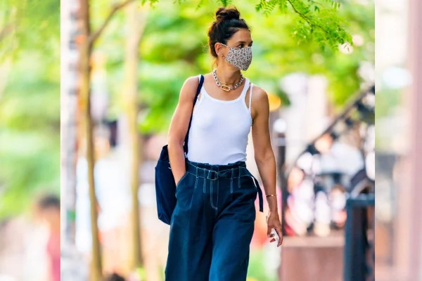 Katie Moss com calça baggy