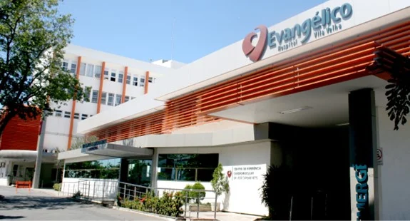 Fachada da emergência do Hospital Evangélico de Vila Velha (ES) durante o dia - Metrópoles