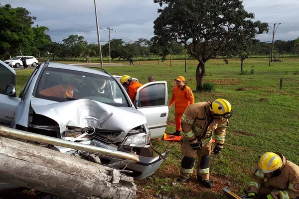 Mulher de 36 anos fica ferida após passar mal e bater em poste