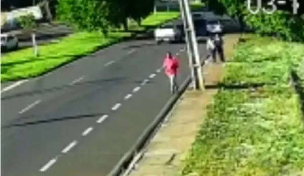 Homem se esconde atrás de poste para importunar adolescentes nas ruas de Maringá; vídeo