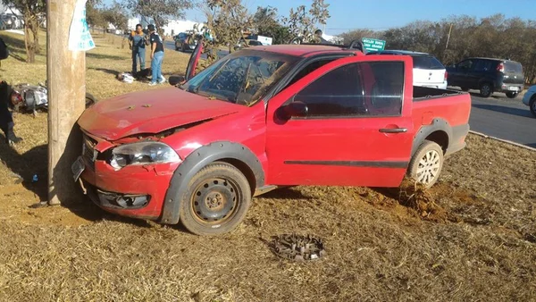 Homem em carro roubado derruba dois motociclistas durante perseguição