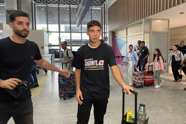 Sforza chegando ao Rio de Janeiro usa uma camisa do vasco da Gama