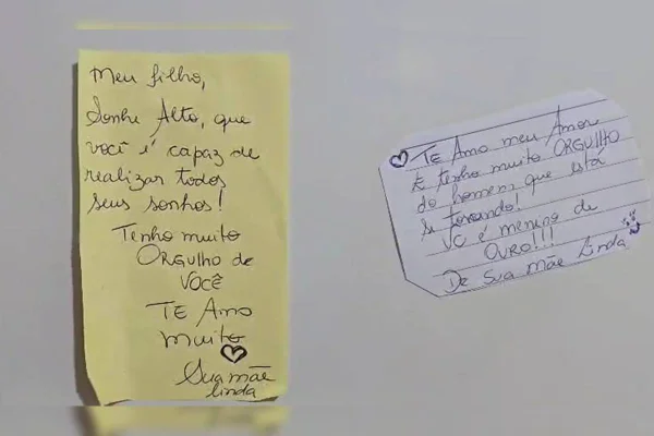 Foto colorida de dois bilhetes escritos pela mãe de um universitário preso por tráfico de drogas