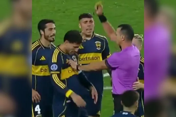 Árbitro Wilmar Roldán empurra Leandro Paredes em jogo do Boca Juniors