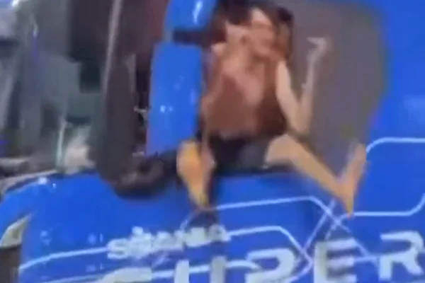 Imagem colorida de motorista que foi pego dirigindo sentado na janela - Metrópoles