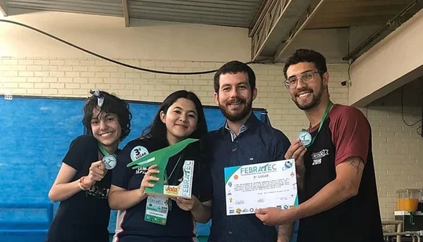 DF: alunos de escola pública criam plástico da casca de laranja
