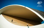 Skatistas transformam obras de Niemeyer em pista durante documentário: veja - imagem 2 Skatistas transformam obras de Niemeyer em pista durante documentário: veja - imagem 2
