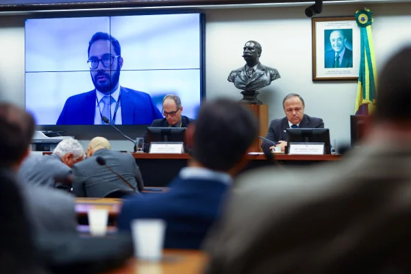 PF debate ligação entre terrorismo e facções em audiência na Câmara
