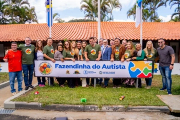 Foto colorida de pessoas na Fazendinha do Autista - Metrópoles