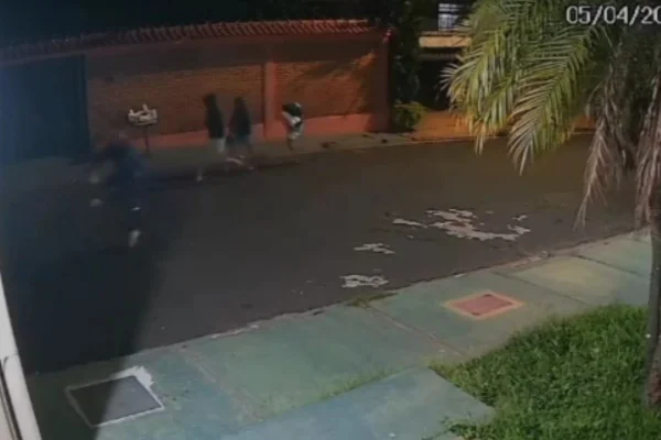 Imagem colorida de suspeitos fugindo de roubo. Metrópoles