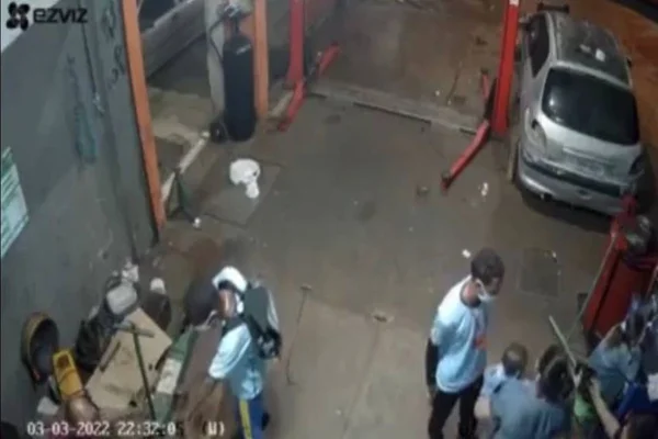Vídeo: dupla ignora presença de crianças e, armada, rouba oficina - destaque galeria Vídeo: dupla ignora presença de crianças e, armada, rouba oficina - destaque galeria