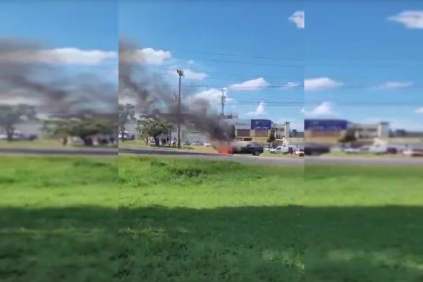 Carro pega fogo na EPNB e interdita uma das faixas da via. Vídeo